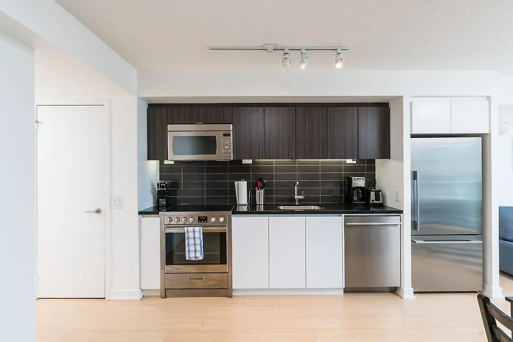 Bright 2 Bed Lakeview Suite Toronto Daire