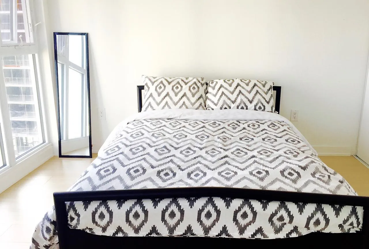 Daire Bright 2 Bed Lakeview Suite Toronto